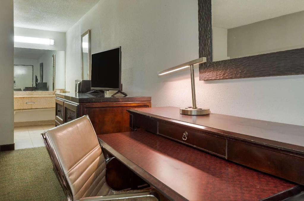 Rodeway Inn ลัมเบอร์ตัน ภายนอก รูปภาพ